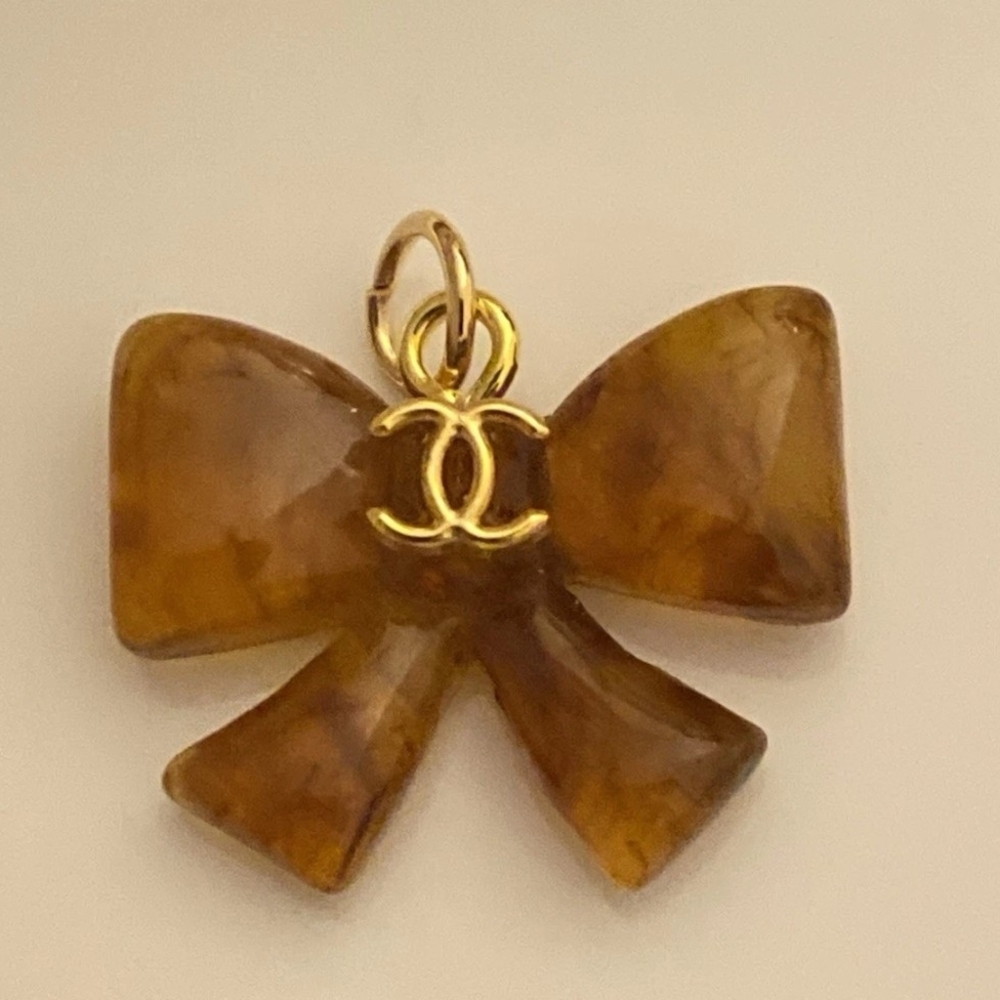Vintage CHANEL A25 Bow Charm Marbled Tortoiseshell Resin Gold Lagerfeld Era
